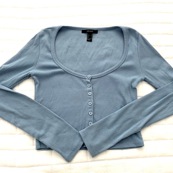 Forever 21 Tops - FOREVER 21 Light Blue Cropped Button Up Long Sleeve Small